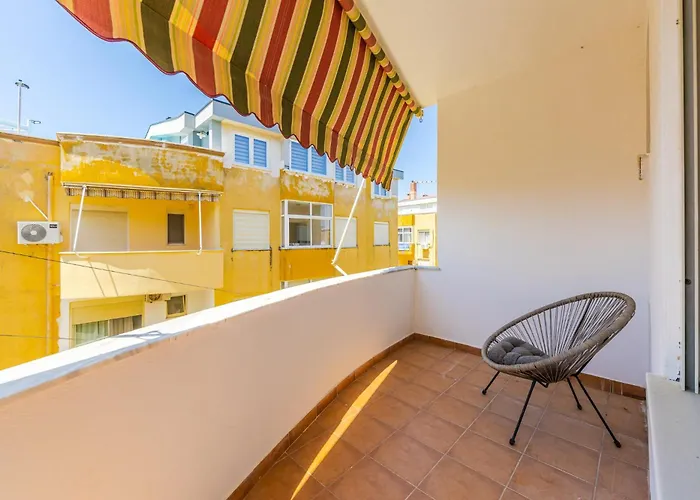 Sunny Balcony Walk To By Pikhost Lejlighed